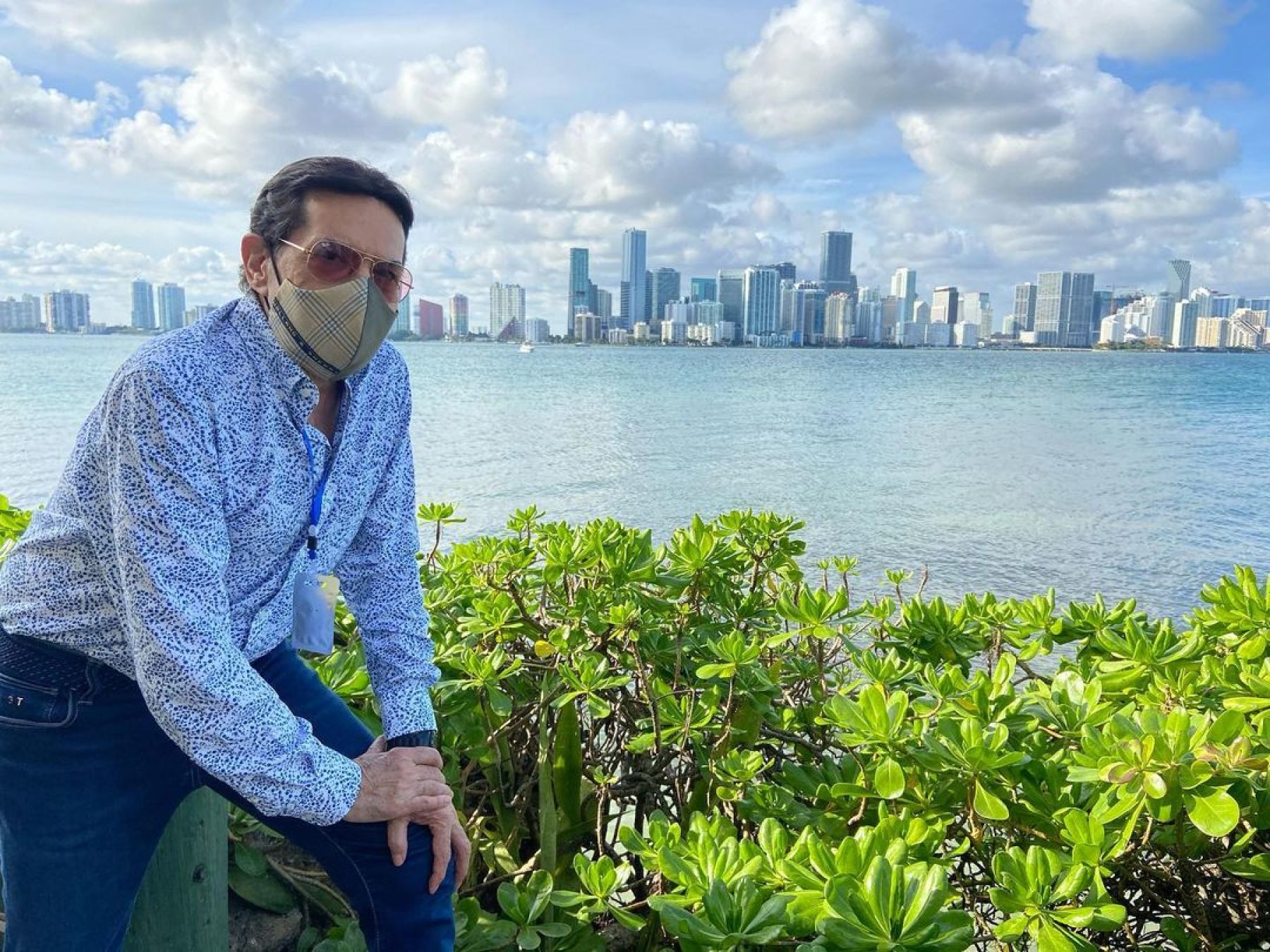 Alcalde de Miami busca sanciones para Origel tras vacunarse contra Covid-19