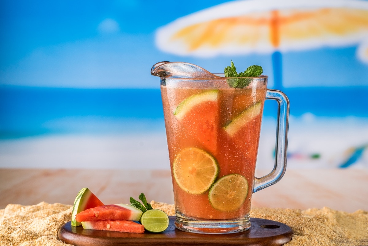 Bebida refrescante de sandía, limón y menta