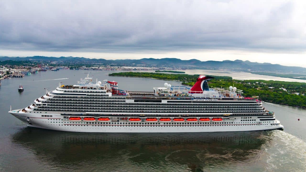 El Alcalde da la bienvenida al crucero ‘Carnival Panorama’, que esta mañana arriba al puerto con alrededor de 3 mil turistas