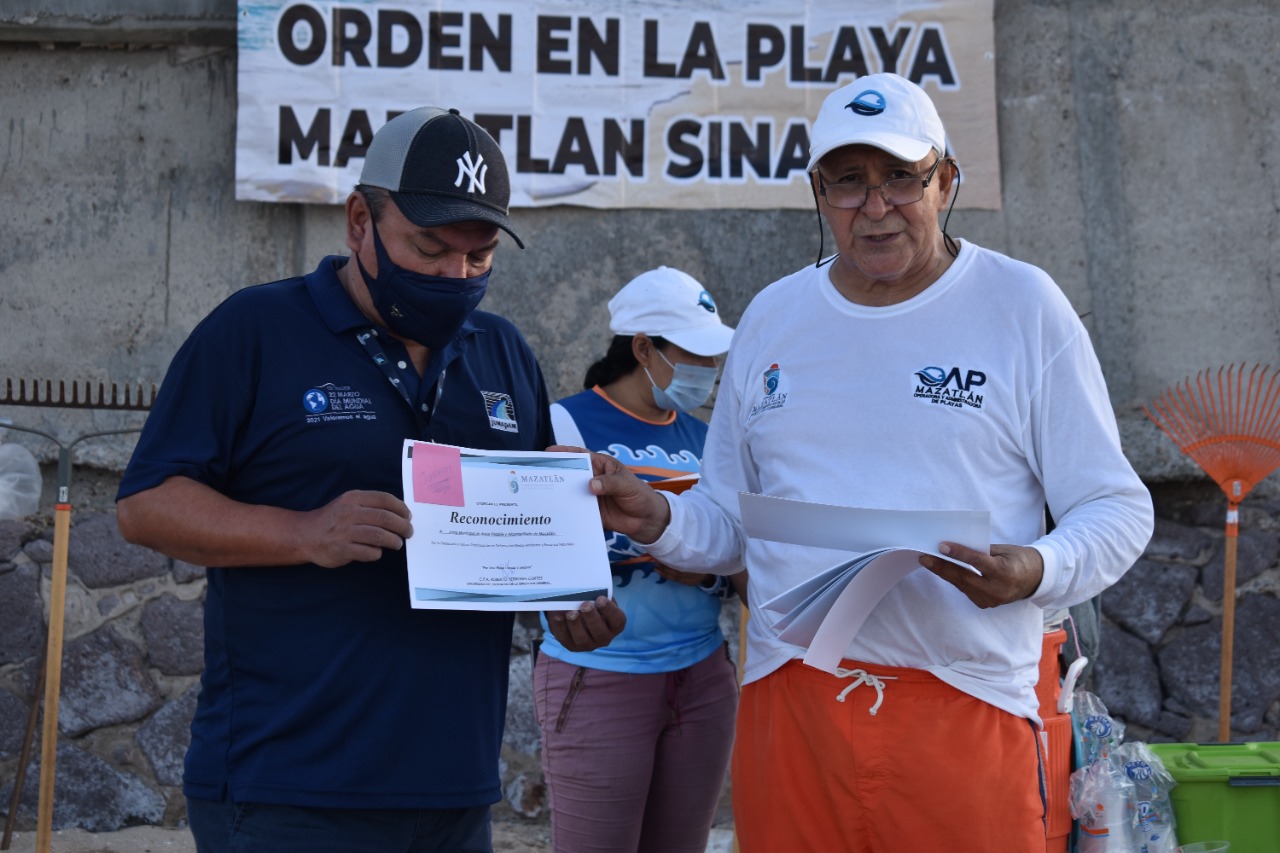 Colabora JUMAPAM y Operadora y Administradora de Playas de Mazatlán en limpieza de playas
