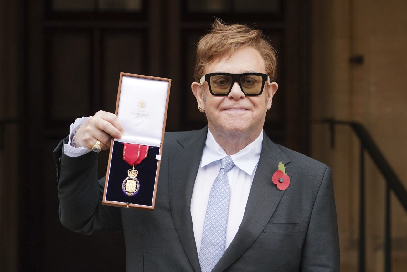 Elton John recibe es miembro de la Orden de los Compañeros de Honor