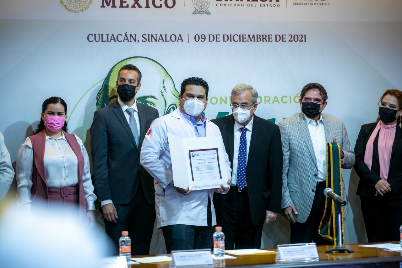 Rocha entrega la medalla Miguel Hidalgo a personal de salud