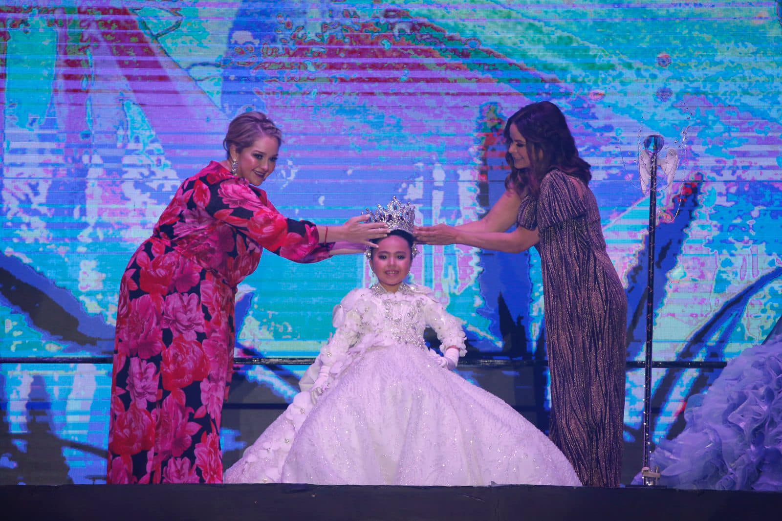 Coronan a Scarleth I, Reina Infantil y Romina I, Reina de la Poesía del Carnaval Internacional de Mazatlán 2022