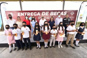 Anuncia Alcalde de Mazatlán aumento de apoyos a estudiantes beneficiados