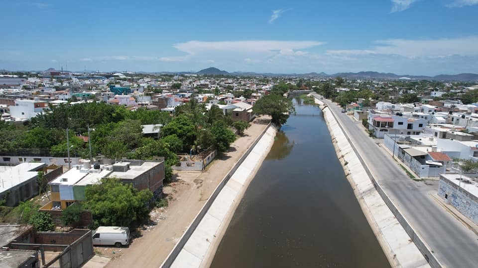 Realiza Obras Públicas limpieza de canales para prevenir inundaciones en temporada de lluvias