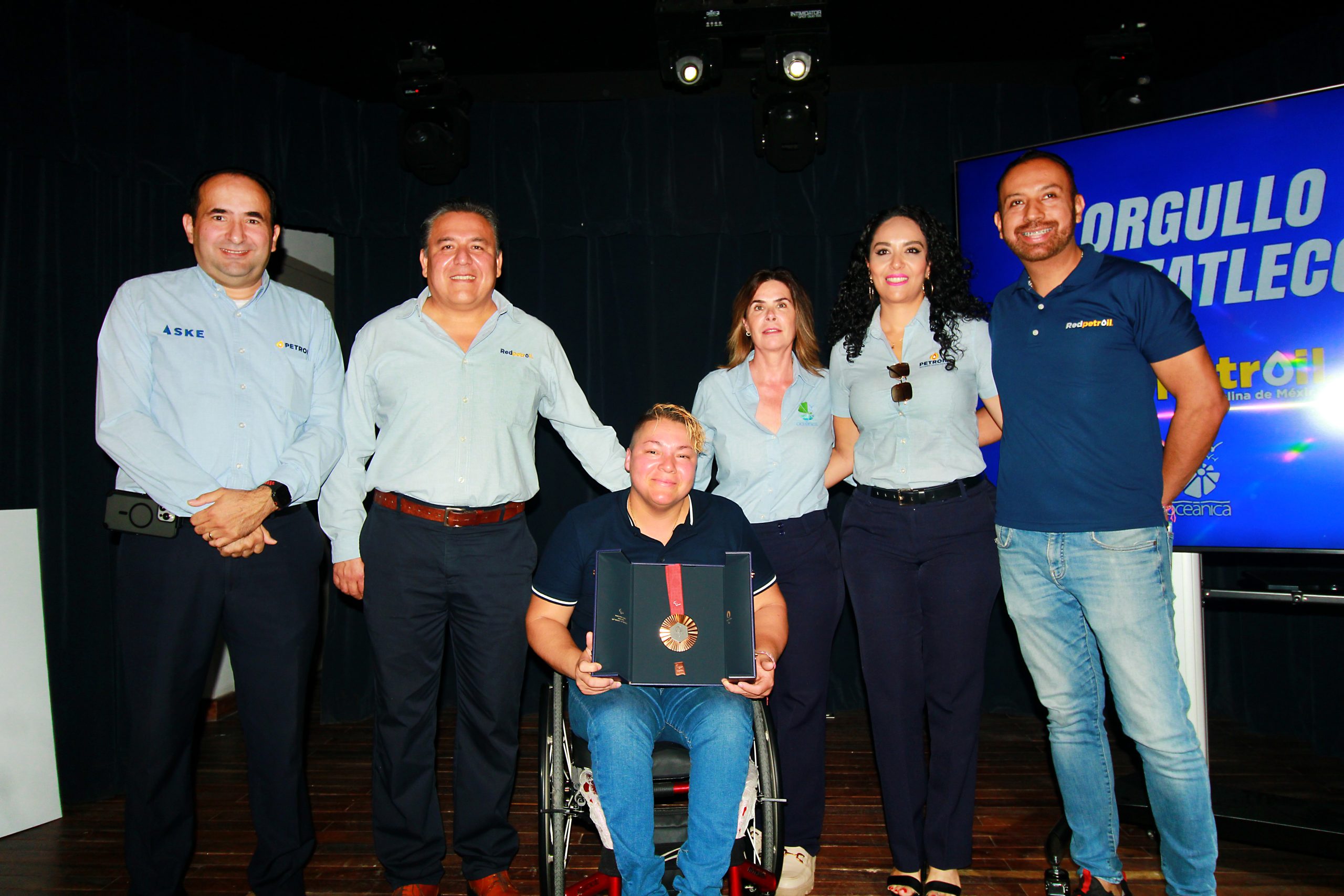 La medallista Rosa María Guerrero recibe homenaje y gasolina gratis por un año, de parte de Red Petroil